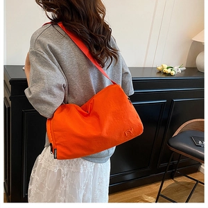 Détail du sac cabas orange vif avec broderie FY et sangle décorative FASHION stylée