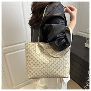 Détail du sac cabas à motifs avec étiquette FASHION porté par un mannequin pour la taille