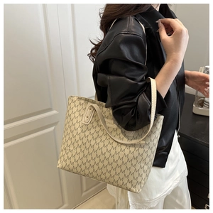 Gros plan sur l'écusson en cuir rectangulaire avec texte FASHION sur le sac fourre-tout