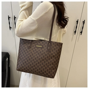 Grand sac fourre-tout marron avec monogramme M et logo doré de mode en détail