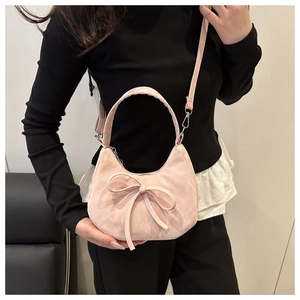 Détail du sac à main rose à nœud avec texture mate et éléments métalliques argentés