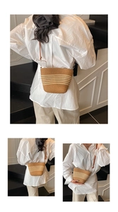 Vue détaillée d'un sac en paille tressée avec rayures et bandoulière en cuir réglable