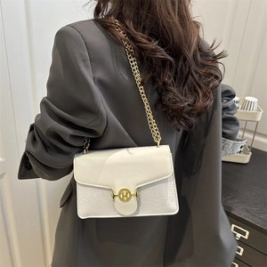 Petit sac à bandoulière blanc pour femme avec relief floral et boucle dorée