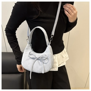 Sac à main demi-lune bleu clair avec grand nœud porté en bandoulière pour femme