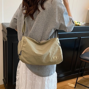 Grand sac cabas en nylon kaki pour femmes avec bandoulière réglable et logo fashion
