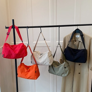 Sac à bandoulière léger en nylon en cinq couleurs avec sangle réglable pour le sport