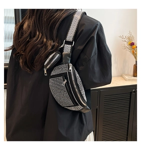 Détail du sac selle noir en strass avec bandoulière large et mini pochette ronde