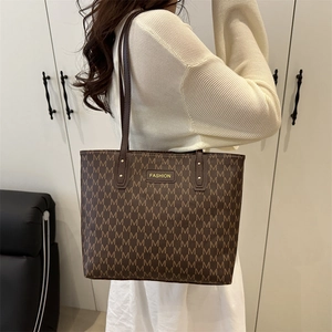Grand sac cabas marron avec motif monogramme et étiquette FASHION pour femme