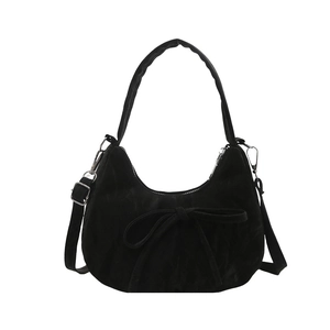 Sac hobo noir élégant avec nœud papillon en velours et détails métalliques argentés