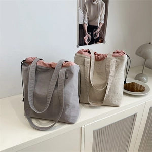 Contrast drawstring bucket bag in grey and beige with wide shoulder strap for women