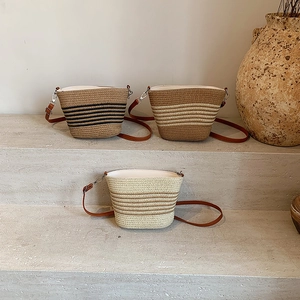 Sacs seaux vintage en paille tissée à rayures avec bandoulière en cuir en trois couleurs