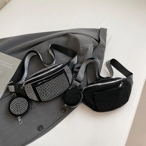 Sac poitrine clouté avec bandoulière large et mini pochette sur fond de costume