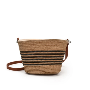 Sac seau en paille à rayures avec bandoulière marron foncé et texture tissée sur fond blanc