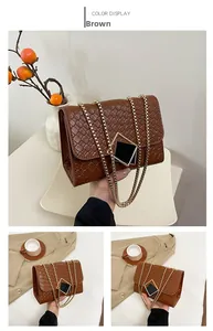 Detailansicht der braunen Webstruktur-Handtasche mit goldener Kette und quadratischer Schließe