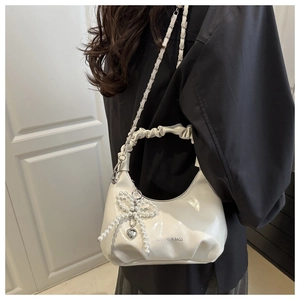 Sac nuage plissé blanc avec nœud en perles et breloque cœur sur chaîne argentée