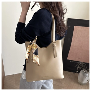 Sac fourre-tout beige chic avec foulard en soie et bandoulière réglable sur l'épaule