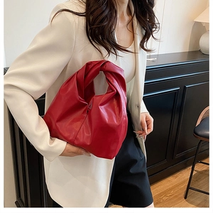 Détails du sac à main en similicuir rouge avec poignée nouée et plis souples élégants