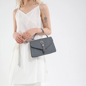 Sac à main gris chic pour femme avec boucle en U dorée et rabat, tendance 2025