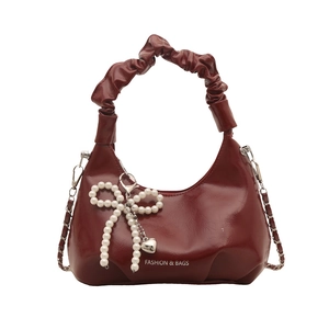 Sac nuage plissé bordeaux chic avec chaîne argentée et breloque perle en forme de croissant