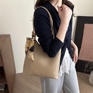 Grand sac cabas en cuir kaki avec détail de foulard en soie imprimé pour femme