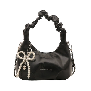 Sac hobo noir brillant pour femme avec nœud en perles et breloque en forme de cœur