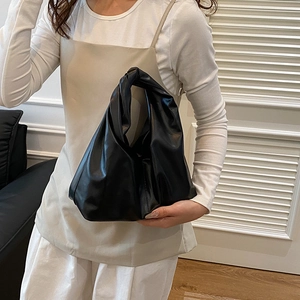Sac fourre-tout noir minimaliste avec poignée nouée et design plissé en cuir souple