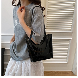 Vue latérale d'un grand sac cabas en cuir verni noir brillant pour le quotidien