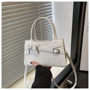 Détails du sac à main blanc à nœud avec boucles argentées et bandoulière réglable