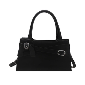 Sac à main noir élégant avec nœud, finitions argentées et bandoulière amovible