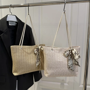 Sac fourre-tout en paille tissée avec poignée en soie en teintes café clair et beige
