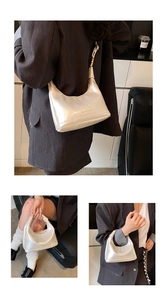 Détail d'un sac hobo blanc perle montrant la forme en demi-lune et le fini métallique