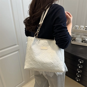 Grand sac cabas blanc élégant avec motif géométrique et bandoulière chaîne dorée