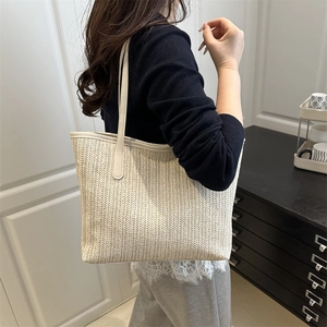 Grand sac cabas en paille tissée beige pour la plage avec fines bandoulières