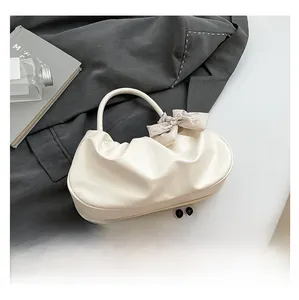 Borsa a nuvola crema in pelle a pieghe con manico in foulard di seta e riferimento taglia