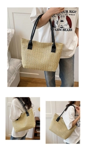 Dettaglio della borsa tote in paglia intrecciata con spalline in pelle nera e cuciture rinforzate