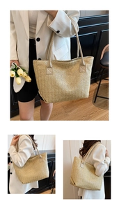 Dettaglio di una borsa tote in paglia beige con trama intrecciata stile spiaggia