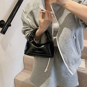 Borsa hobo alla moda in pelle verniciata nera con stampa testo e tracolla casual