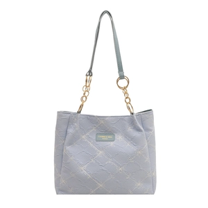 Sac fourre-tout en toile matelassée bleu clair avec broderie florale et chaîne dorée