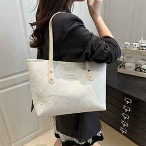 Borsa tote trapuntata bianca minimalista con dettagli dorati e tracolla per le donne
