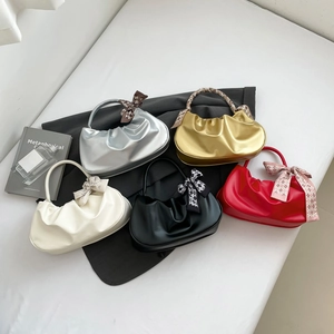 Borsa hobo arricciata con dettaglio foulard in seta sul manico in cinque colori trendy