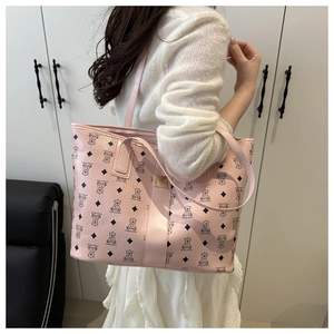Sac fourre-tout rose avec motif ours et losanges porté à l'épaule pour le quotidien