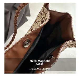 Détail de la fermeture magnétique et du bord en cuir marron du sac cabas en paille
