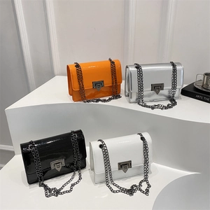 Schicke Lackleder-Umhängetaschen mit Metallketten in Orange, Silber, Schwarz und Weiß