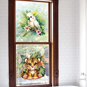 Detail van statische raamstickers met kaketoe en tijger op een houten glasframe