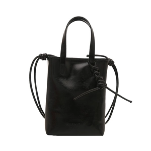 Petit sac à main carré noir brillant avec poignée et décorations en corde nouée