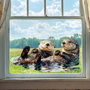 Detailweergave van aquarel otter raamstickers aangebracht op glas met natuurzicht