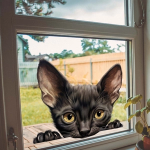 Detail van een 3D zwarte kat raamsticker met grote gele ogen en realistisch ontwerp