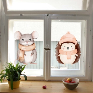 Detail van aquarel muis en egel statische raamstickers in een gezellige huiselijke sfeer