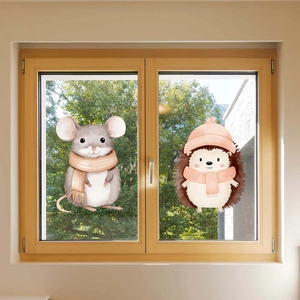 Detailweergave van schattige aquarel raamstickers met een muis en een egel op glas