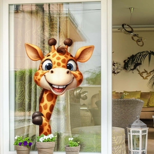Gedetailleerde close-up van een 3D-cartoon giraf raamsticker op een glazen raam